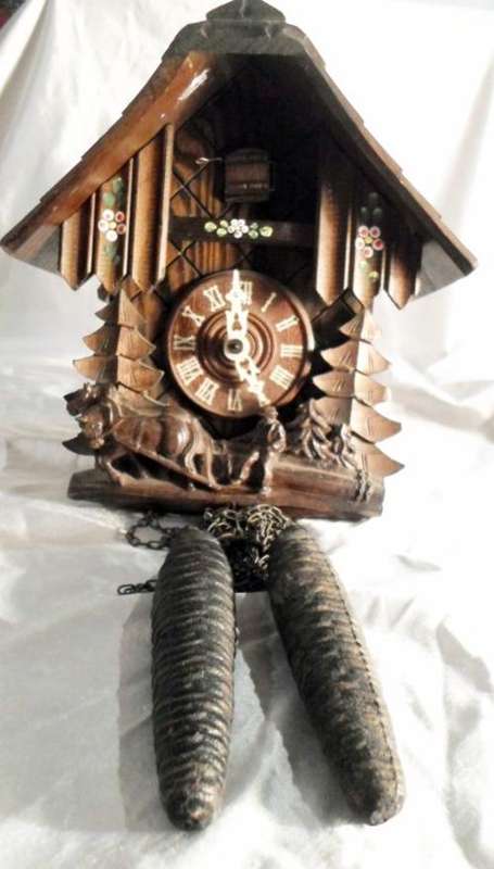 Black forest style Cuckoo clock - A beautiful piece! Take a close look